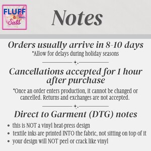 Puede incluir: Un gr&aacute;fico informativo con el t&iacute;tulo Notes y el logotipo Fluff & Sass. Describe los tiempos de entrega, las pol&iacute;ticas de cancelaci&oacute;n y explica la impresi&oacute;n directa en prenda, se&ntilde;alando que las tintas textiles se imprimen en la tela.