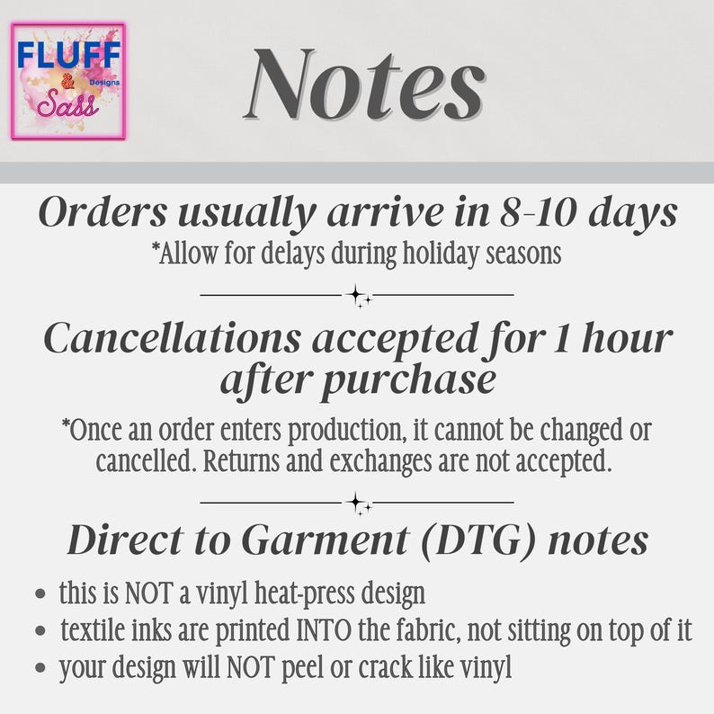 Puede incluir: Un gr&aacute;fico informativo con el t&iacute;tulo Notes y el logotipo Fluff & Sass. Describe los tiempos de entrega, las pol&iacute;ticas de cancelaci&oacute;n y explica la impresi&oacute;n directa en prenda, se&ntilde;alando que las tintas textiles se imprimen en la tela.