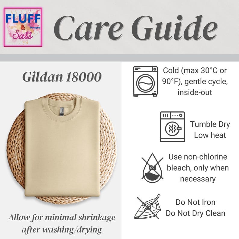 Puede incluir: Una sudadera beige Gildan 18000 con una gu&iacute;a de cuidado que incluye iconos para lavado en fr&iacute;o, secado a baja temperatura, lej&iacute;a sin cloro y no planchar. El texto indica lavar del rev&eacute;s y advierte sobre un encogimiento m&iacute;nimo tras el lavado.