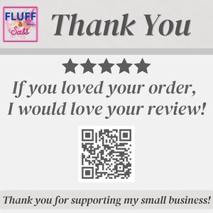 Puede incluir: Una tarjeta rectangular con el texto Thank You en la parte superior, un logotipo de Fluff & Sass, cinco estrellas gris oscuro, el texto If you loved your order, I would love your review!, un c&oacute;digo QR central y el texto Thank you for supporting my small business!