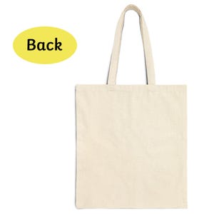 Puede incluir: Un bolso tote de color crema con asas largas. La bolsa est&aacute; hecha de una tela lisa y sin adornos. Un &oacute;valo amarillo con la palabra "Back" en texto negro est&aacute; en la esquina superior izquierda. La bolsa est&aacute; vac&iacute;a y lista para usar.