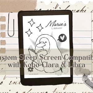 Puede incluir: Pantalla negra de lector de libros electrónicos que muestra un pato de dibujos animados leyendo un libro, con el texto "Marie's Library". La pantalla también presenta estrellas y un icono de corazón. El texto en la parte inferior dice "Custom Sleep Screen Compatible with Kobo Clara & Libra."