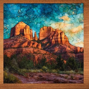 Puede incluir: Una pieza de arte mural cuadrada con un mosaico de formaciones rocosas rojas sobre un cielo azul y crema vibrante. El paisaje representa montañas desérticas con tonos naranja y marrón, sobre un primer plano de árboles verde oscuro y rocas.