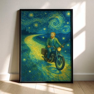 Könnte beinhalten: Gerahmter Kunstdruck, der einen Mann auf einem Motorrad zeigt, der unter einem sternenklaren Nachthimmel eine Straße entlangfährt. Das Kunstwerk ist im Stil von Van Goghs "Sternennacht" gehalten, mit wirbelnden Pinselstrichen in Blau, Gelb und Grün. Der Mann hat rotes Haar und einen Bart.