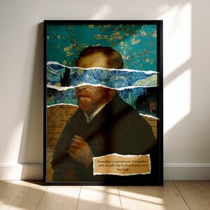 Könnte beinhalten: Gerahmter Kunstdruck mit einem Porträt von Vincent van Gogh, überlagert mit einem Ausschnitt aus dem Gemälde "Sternennacht". Das Kunstwerk enthält ein Zitat von Van Gogh: "Normalität ist eine befestigte Straße. Es ist bequem zu gehen, aber es wachsen keine Blumen darauf."