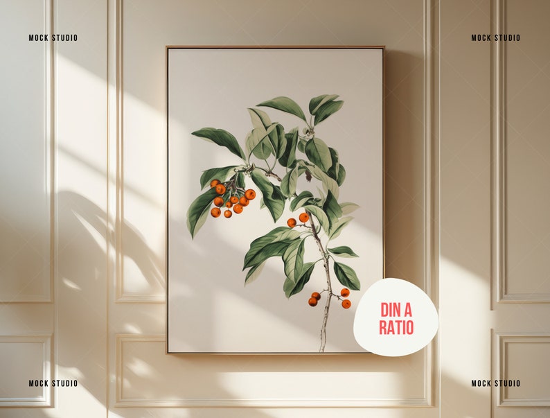 K&ouml;nnte beinhalten: Ein gerahmter botanischer Druck eines Zweigs mit gr&uuml;nen Bl&auml;ttern und orangefarbenen Beeren. Der Druck h&auml;ngt an einer wei&szlig;en Wand mit einem hellbraunen Holzrahmen. Der Text "DIN A RATIO" steht auf einem wei&szlig;en Kreis in der unteren rechten Ecke des Bildes.