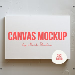 Może przedstawiać: Biała makieta płótna z tekstem "CANVAS MOCKUP by Mock Studio" w kolorze czerwonym i białym kółkiem z tekstem "3X2 RATIO" w kolorze czerwonym.