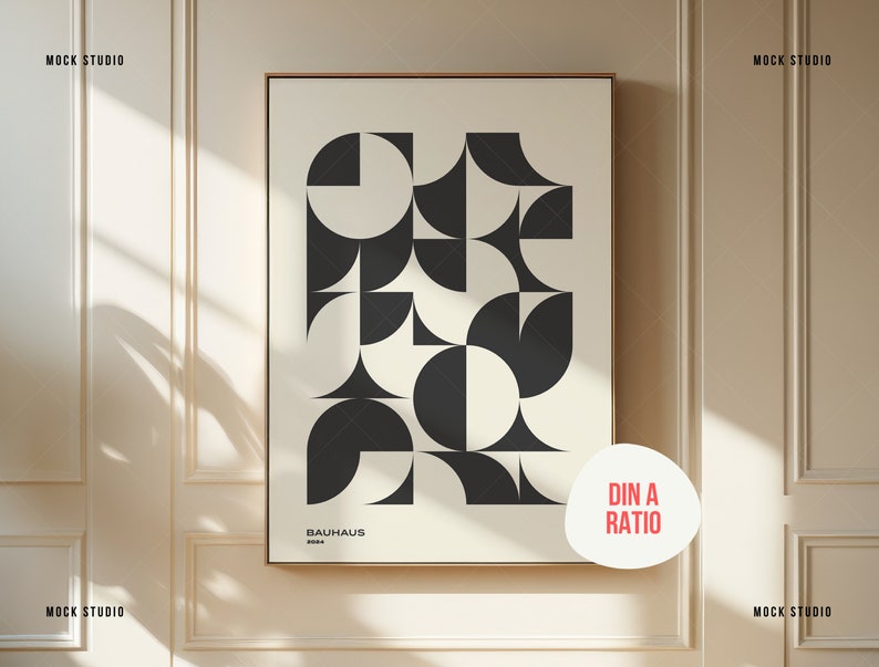 K&ouml;nnte beinhalten: Ein gerahmter Poster-Mockup mit einem Schwarz-Wei&szlig;-Druck eines geometrischen abstrakten Kunstwerks mit dem Text "BAUHAUS 2023". Das Poster h&auml;ngt an einer wei&szlig;en Wand mit einer hellbraunen Holzleiste. Der Text "DIN A RATIO" ist in Rot auf einem wei&szlig;en Kreis geschrieben.