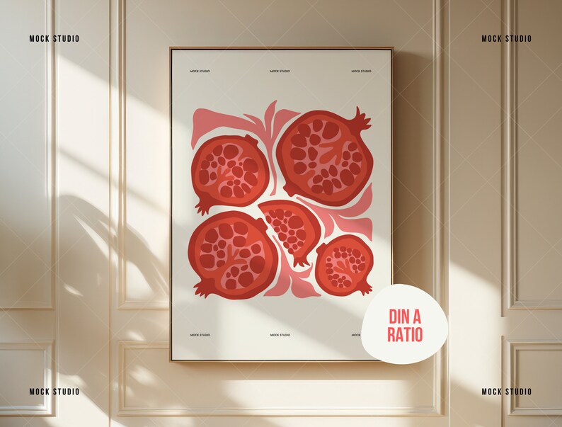 K&ouml;nnte beinhalten: Ein gerahmter Druck mit einem minimalistischen Design, das f&uuml;nf rote Granat&auml;pfel auf wei&szlig;em Hintergrund zeigt. Der Druck hat den Text "Din A Ratio" in einem wei&szlig;en Kreis unten rechts.