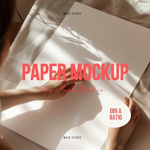 A2 A3 Poster Mockup Mit Person DIN Artwork Print Mockup, vertikaler Rahmen Mockup, Papier mit Person und Händen, Rahmen auf Tisch, Japandi
