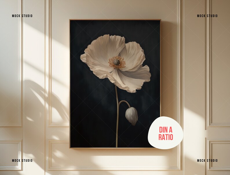 K&ouml;nnte beinhalten: Ein gerahmter Druck einer wei&szlig;en Mohnblume vor einem dunkelblauen Hintergrund. Der Druck ist in einem goldenen Rahmen und hat ein wei&szlig;es Etikett mit dem Text "DIN A RATIO".