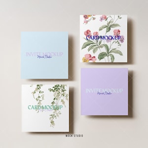 Peut inclure: Quatre maquettes de cartes carrées. Deux cartes sont de couleurs pastel unies, bleu clair et lavande. Les deux autres cartes présentent des motifs floraux avec le texte "CARD MOCKUP" et "INVITE MOCKUP" en écriture cursive. Les mots "Mock Studio" sont également visibles.