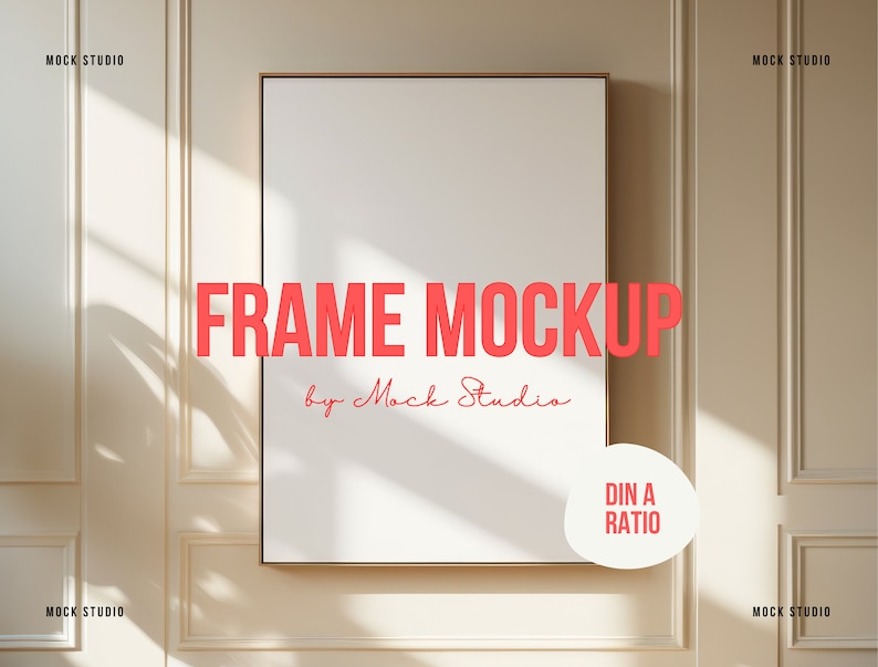 K&ouml;nnte beinhalten: Ein wei&szlig;er Rahmen-Mockup mit goldener Umrandung, vor einer beigefarbenen Wand mit wei&szlig;en Leisten. Der Rahmen ist im DIN A-Format. Der Text "FRAME MOCKUP by Mock Studio" ist in Rot unter dem Rahmen geschrieben.