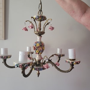 Precioso candelabro de porcelana, Araña de bronce dorado con rosas de porcelana estilo Capodimonte Hecho en España 5 srms