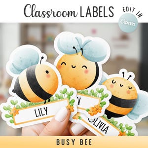 Puede incluir: Un conjunto de pegatinas troqueladas con abejas de dibujos animados con cuerpos a rayas amarillas y negras, alas azul claro y mejillas rosadas. Cada abeja se sitúa sobre una etiqueta blanca rectangular decorada con hojas verdes y flores naranjas.