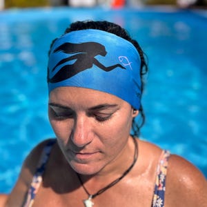 Faixa de cabeça feminina para mergulho com proteção solar e estampa de sereia. Resistente ao cloro e à água salgada, de secagem rápida, estilosa para esportes aquáticos e ioga.