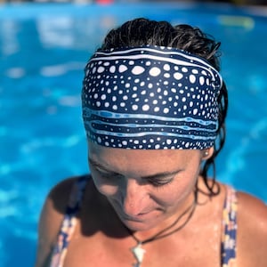Faixa de cabeça feminina para mergulho com proteção solar e estampa de tubarão-baleia. Secagem rápida, estilosa para mergulho autônomo, esportes aquáticos e ioga.