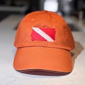 Boné de mergulho com bandeira bordada em um boné de beisebol de algodão estilo pai. Ótimo presente para mergulhadores de todos os níveis. Um boné de mergulho com bandeira de mergulho.