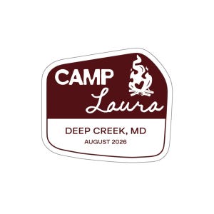 Può includere: Un adesivo bordeaux e bianco con la scritta "CAMP Laura" in corsivo bianco. L'adesivo include anche la scritta "DEEP CREEK, MD AUGUST 2026" e una grafica di un falò con un cuore. L'adesivo ha un bordo bianco.