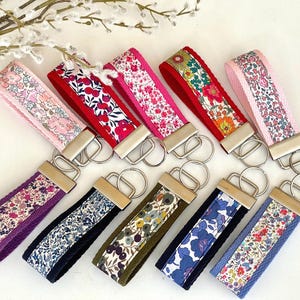 Schlüsselanhänger mit Armband, Schlüsselanhänger Liberty, Schlüsselanhänger aus Stoff, Schlüsselanhänger mit Riemen, handgefertigt, Geschenk zum Großmuttertag, Geschenk für Mama, Geburtstag