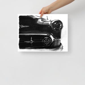 Könnte beinhalten: Schwarz-weiß-Bleistiftzeichnung der Front eines klassischen Autos. Das Auto hat einen verchromten Stoßfänger und Scheinwerfer. Die Zeichnung ist mit "Art" signiert.