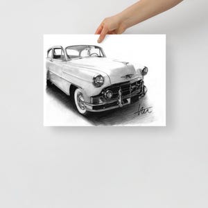 Könnte beinhalten: Bleistiftzeichnung eines klassischen weißen Autos mit Chromdetails. Das Oldtimer-Fahrzeug verfügt über runde Scheinwerfer, einen markanten Frontgrill und Weißwandreifen. Das Kunstwerk ist in der unteren rechten Ecke signiert.