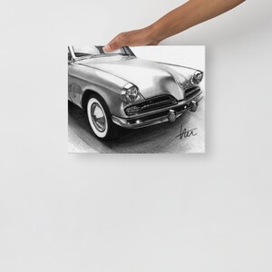 Könnte beinhalten: Eine Schwarzweiß-Bleistiftzeichnung eines Oldtimers. Das Auto ist ein Studebaker aus den 1950er Jahren, und die Zeichnung ist detailliert und realistisch.