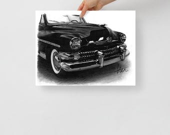 Op de afbeelding: Een zwart-witte potloodtekening van een oldtimer, een Mercury uit 1949, met een chromen bumper en grille. De auto is gedetailleerd getekend, inclusief de koplampen, achterlichten en wieldoppen.