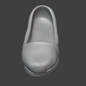 Puede incluir: Un zapato espadrille gris claro, visto desde arriba, con punta redondeada y suela de cuerda trenzada. El zapato tiene un diseño simple y minimalista, adecuado para ropa casual.