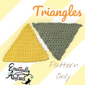 Op de afbeelding: Twee gehaakte driehoeken, één geel en één saliegroen, worden getoond tegen een geel en wit gestreepte achtergrond. De tekst "Triangles" staat bovenaan en "Pattern Only" rechtsonder. Een logo met een kat staat linksonder.