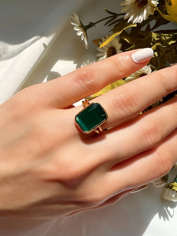 Vintage gold ring with green stone discount