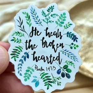 Christlicher Sticker | Psalm 147:3 „He heals the broken hearted“ | Pflanzenmotive | Matt | wasserfest | Gottes Liebe & Heilung Jesus + Gott