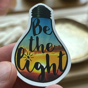 Christlicher Sticker „Be the Light“ | Glühbirnenform | Matt + wasserfest | Gelb, Blau, Orange | Ermutigung & Inspiration im Glauben | Jesus
