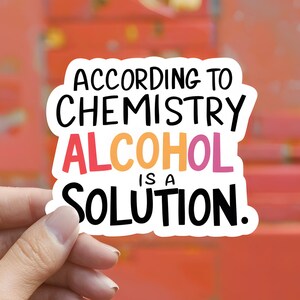 Autocollant d’alcool | Selon la chimie, l'alcool est une solution | Amusant et élégant – Mat/Glitter/Brillant – Vin, bière et amis du parti