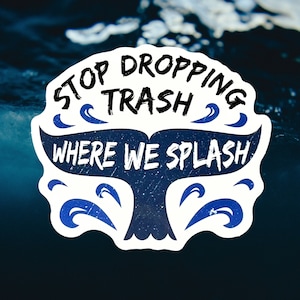 Könnte beinhalten: Ein weißer Aufkleber mit einem blauen Walfischschwanz und Wellen. Der Aufkleber lautet "Stop Dropping Trash Where We Splash".