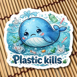 Puede incluir: Una pegatina con una ballena azul de dibujos animados llorando, rodeada de residuos plásticos en el océano. El texto "Plastic kills" está presente. La imagen transmite un mensaje medioambiental sobre la contaminación por plásticos.