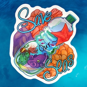 Puede incluir: Una pegatina colorida con las palabras "Save Our Seas" y una ilustración de vida marina en una botella. El diseño incluye un pulpo, peces y una estrella de mar, con una combinación de colores azul y verde.
