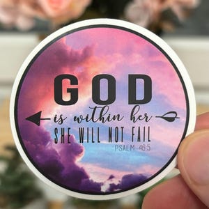 Runder christlicher Sticker | Big Jesus Gal | Psalm 46:5„God is within her | Matt & wasserfest | Hellblau, Gelb, Lila | Für Frauen | Gott