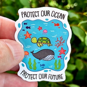 Puede incluir: Una pegatina blanca con una escena de océano azul que presenta una ballena, una tortuga, estrellas de mar y algas marinas. El texto "Protect Our Ocean" está en la parte superior y "Protect Our Future" está en la parte inferior.