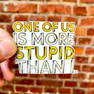 Uno de nosotros es más estúpido que yo // Sticker Sarcastic // Uno de nosotros es más estúpido que yo //