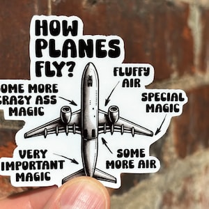 Puede incluir: Una pegatina blanca con una ilustración en blanco y negro de un avión. La pegatina tiene texto que dice "¿Cómo vuelan los aviones?" y explica cómo vuelan los aviones con frases como "Más magia loca", "Aire esponjoso", "Magia especial", "Magia muy importante" y "Más aire".