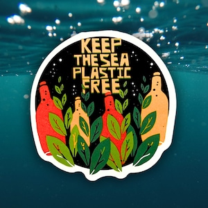 Puede incluir: Una pegatina con fondo negro y borde blanco con un mensaje que dice "Keep the sea plastic free". La pegatina tiene una ilustración de dibujos animados de tres botellas rojas y naranjas rodeadas de hojas verdes.