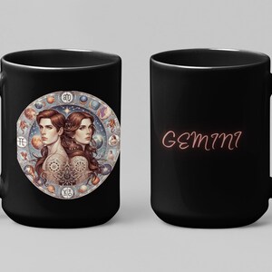 Puede incluir: Taza de cerámica negra con un diseño del signo zodiacal de Géminis. El diseño presenta dos figuras y símbolos astrológicos. La palabra "Gemini" está escrita en cursiva en el otro lado.