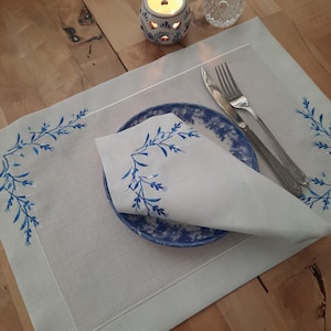 Embroidered linen placemat and napkin set, dining table napkin set, washable decorative placemat set, housewarming gift, gift for mother