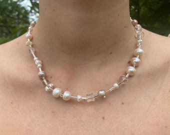 Handgjort halsband med blandade pärlor och glaspärlor