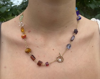 Handgjort halsband med blandade regnbågspärlor