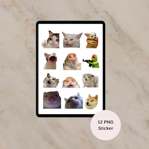 以下が含まれることがあります： タブレットのデジタル画面に、猫と犬の異なる12種類のミーム画像が表示されています。画像は4行3列のグリッドに配置されています。タブレットの下には「12 PNG Sticker」というテキストが表示されています。