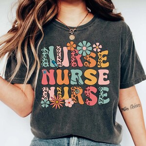 Retro Nurse Shirt, Wild Flowers Nurse T Shirt, RN Nurse Shirt Registered Nurse Shirt, Nurse Student Tee, New Nurse Gift, Nurse Appreciation bild 1