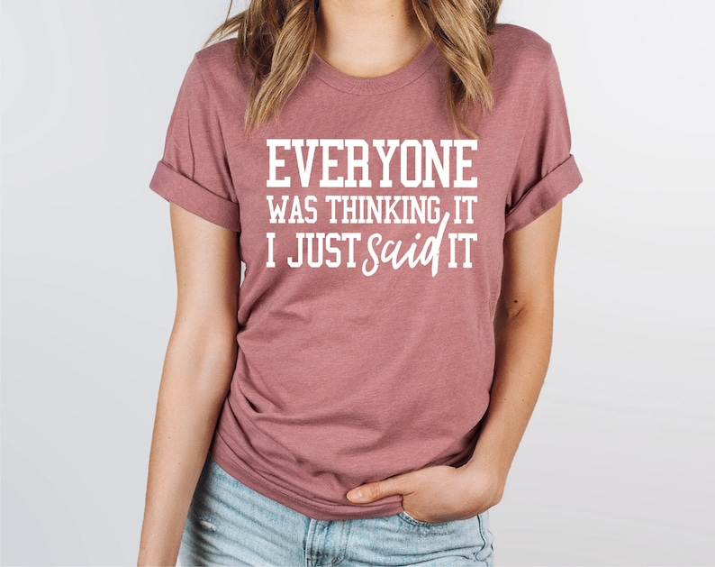Pu&ograve; includere: Una maglietta color malva con il testo "Everyone was thinking it, I just said it" in bianco.