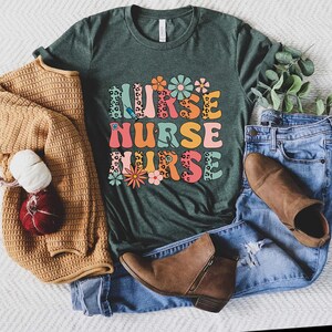 Retro Nurse Shirt, Wild Flowers Nurse T Shirt, RN Nurse Shirt Registered Nurse Shirt, Nurse Student Tee, New Nurse Gift, Nurse Appreciation bild 2